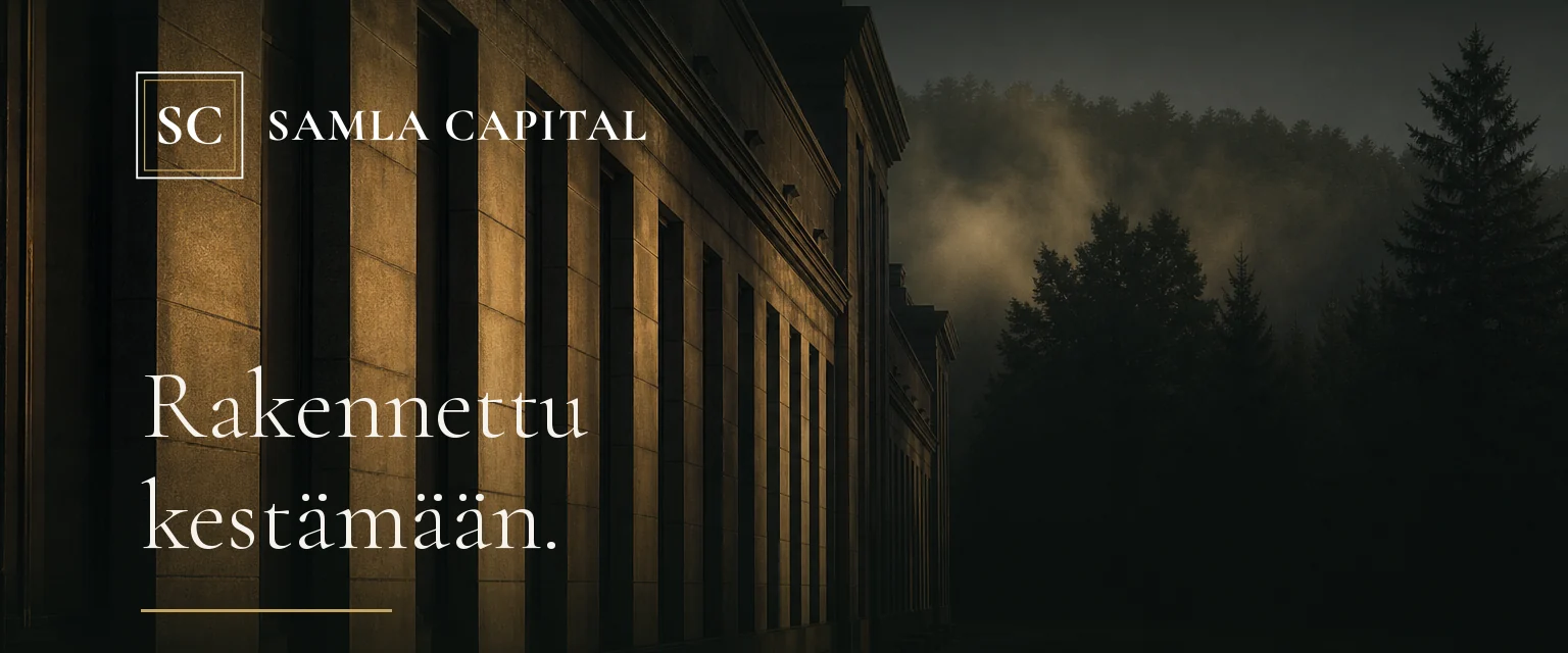 Kivinen holvattu julkisivu sumuisessa metsässä aamun matalassa valossa, päällä Samla Capitalin tunnus ja teksti Rakennettu kestämään.