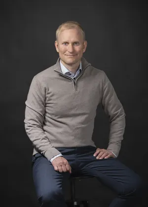 Istuva muotokuva neuleessa, pysty: Samppa Lajunen
