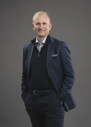 Kokovartalokuva, pysty: Samppa Lajunen