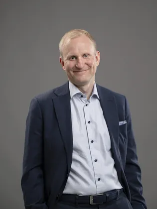 Hymyilevä muotokuva, pysty: Samppa Lajunen