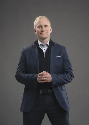 Puolikuva harmaalla taustalla, pysty: Samppa Lajunen