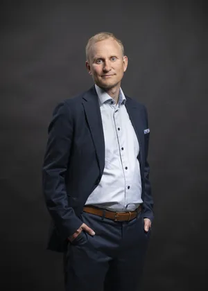 Puolikuva tummalla taustalla, pysty: Samppa Lajunen