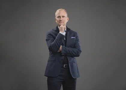 Puolikuva, vaaka: Samppa Lajunen